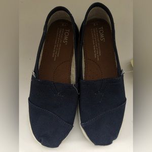 Toms youth size 4 - BNWT